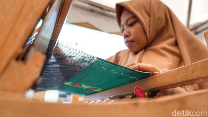 Produksi kain tenun Majalaya saat pameran di Gedung PLUT, Soreang