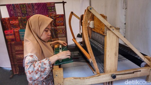 Produksi kain tenun Majalaya saat pameran di Gedung PLUT, Soreang