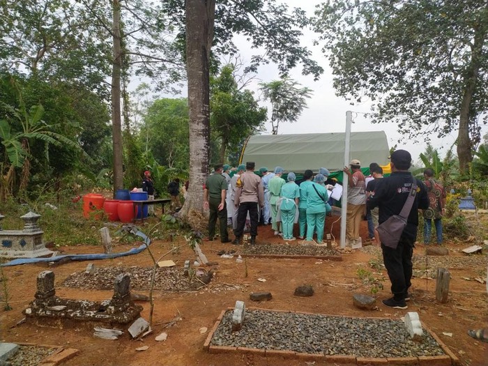 Proses autopsi jenazah pemuda asal Kecamatan Bangsri, Kabupaten Jepara, Jawa Tengah, yang diduga tewas dianiaya warga, Senin (23/10/2023).