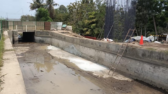 Proses perbaikan Selokan Mataram yang jebol di Seyegan, Sleman, dekat proyek Tol Jogja-Bawen. Foto diunggah pada Selasa (24/10/2023).