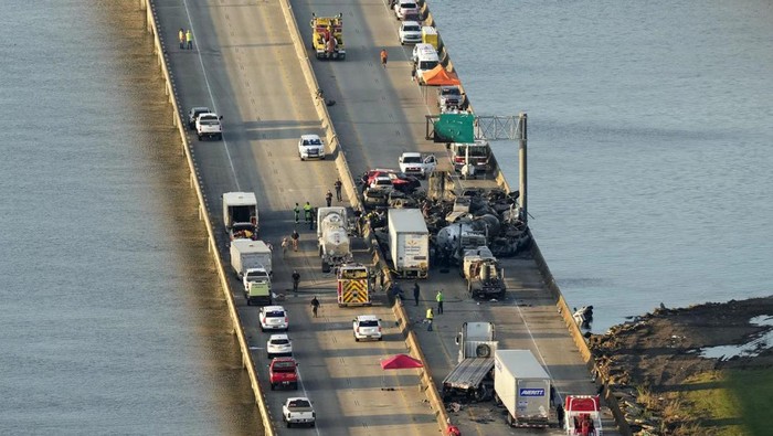 Puing-puing kendaraan yang hangus terbakar dalam tabrakan beruntun akibat kabur super di Louisiana, AS. (AP Photo/Gerald Herbert)
