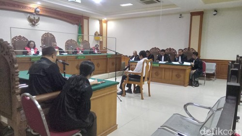 Rektor nonaktif Universitas Udayana (Unud) I Nyoman Gde Antara menjalani sidang dakwaan perkara korupsi dana SPI Unud di PN Tipikor Denpasar, Selasa (24/10/2023). (Aryo Mahendro/detikBali)