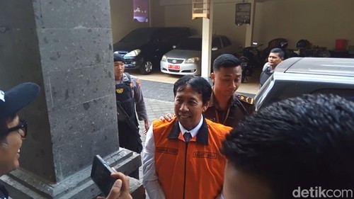 Rektor nonaktof Unud I Nyoman Gde Antara sebelum menjalani sidang perkara korupsi SPI di PN Tipikor Denpasar, Selasa (24/10/2023). (Aryo Mahendro/detikBali)