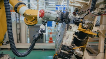 Di 1981, Kenji Urada melompati pagar berlabel Off Limits untuk memeriksa mesin yang tidak berfungsi di pabrik Kawasaki Heavy Industries. Saat melakukannya, ia tidak sengaja menekan tombol on, menyebabkan lengan robot menghantamnya ke mesin pengolah gigi mobil. Rekan kerjanya tak tahu cara menghentikan mesin, sehingga Urada menjadi manusia kedua dalam sejarah yang terbunuh robot. Perusahaan tersebut menerapkan langkah-langkah keamanan setelah kematiannya untuk mengisolasi robot industri di dalam pabrik. Foto: dok istimewa