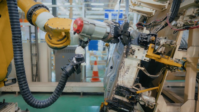 Robot di Pabrik Isuzu di Jepang