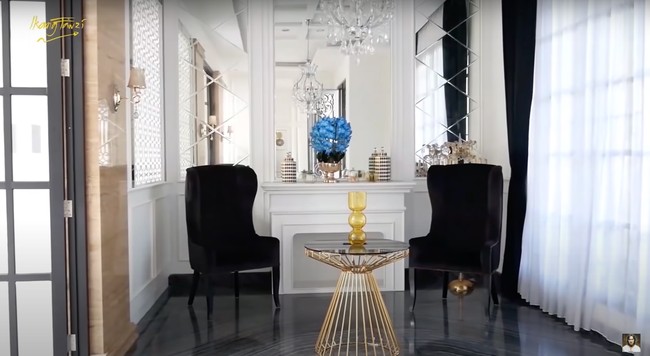 Masuk ke dalam rumah disambut dengan ruang tamu mungil yang minimalis. Ian menyebut ruangan tersebut bisa juga menjadi ruang tunggu bagi para tamu yang berkunjung ke rumahnya. Foto: YouTube/Ikang Fawzi Official