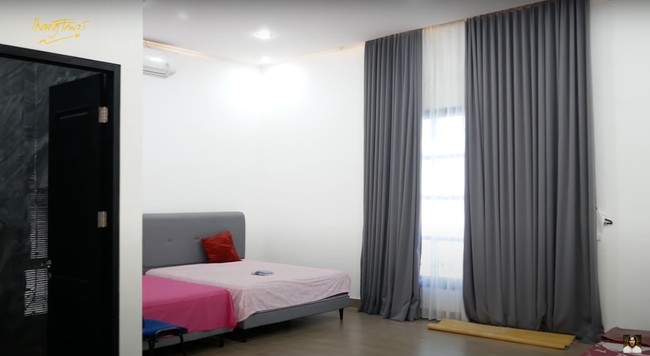 Potret kamar tamu yang belum sepenuhnya rampung dan terisi. Walaupun masih kosong namun kamar tamunya itu terlihat cukup luas dan nyaman dengan dilengkapi kamar mandi dalam. Foto: YouTube/Ikang Fawzi Official