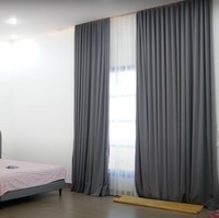 Potret kamar tamu yang belum sepenuhnya rampung dan terisi. Walaupun masih kosong namun kamar tamunya itu terlihat cukup luas dan nyaman dengan dilengkapi kamar mandi dalam. Foto: YouTube/Ikang Fawzi Official