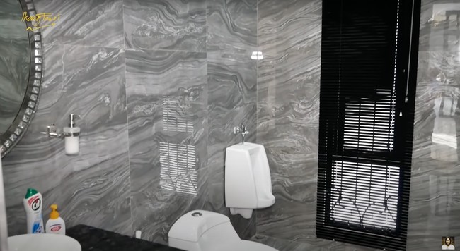 Kamar mandi tamu di rumah Ian juga tampak cukup lengkap dan mewah. Didominasi warna abu-abu, hitam, dan putih, kamar mandi tamu tersebut tampak elegan. Foto: YouTube/Ikang Fawzi Official