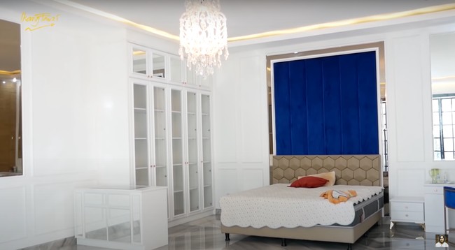 Kalau yang satu ini ialah kamar utama di rumah Ian. Kamar tersebut menjadi kamar miliknya dan sang istri. Dilengkapi dengan lampu gantung, kamar Ian tampak mewah. Foto: YouTube/Ikang Fawzi Official