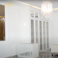 Kalau yang satu ini ialah kamar utama di rumah Ian. Kamar tersebut menjadi kamar miliknya dan sang istri. Dilengkapi dengan lampu gantung, kamar Ian tampak mewah. Foto: YouTube/Ikang Fawzi Official