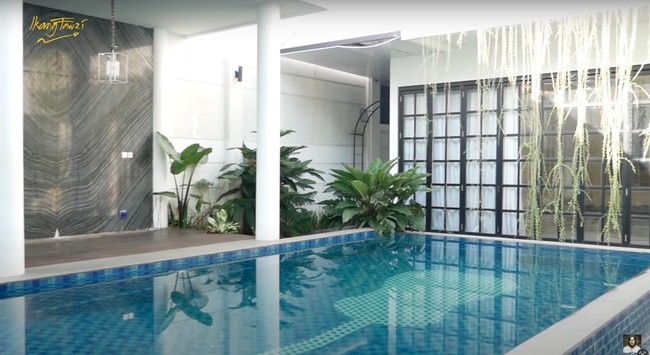 Jendela di dalam kamar utama yang menjadi kamar Ian dan istri menyuguhkan pemandangan kolam renang di dalam rumah. Unik, dasar lantai kolam renang tersebut tampak bergambar gitar yang cukup besar. Foto: YouTube/Ikang Fawzi Official