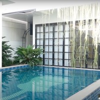 Jendela di dalam kamar utama yang menjadi kamar Ian dan istri menyuguhkan pemandangan kolam renang di dalam rumah. Unik, dasar lantai kolam renang tersebut tampak bergambar gitar yang cukup besar. Foto: YouTube/Ikang Fawzi Official