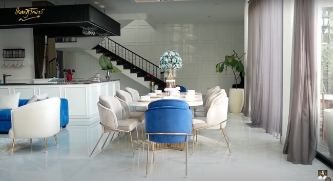 Di dekat kolam renang terdapat dapur, meja makan, dan ruang santai atau ruang keluarga yang tak kalah memukau. Untuk meja makan dan ruang keluarga, Ian menambahkan sentuhan warna biru. Foto: YouTube/Ikang Fawzi Official
