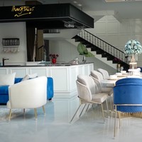 Di dekat kolam renang terdapat dapur, meja makan, dan ruang santai atau ruang keluarga yang tak kalah memukau. Untuk meja makan dan ruang keluarga, Ian menambahkan sentuhan warna biru. Foto: YouTube/Ikang Fawzi Official