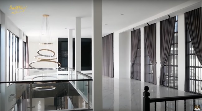 Begini penampakan lantai dua di rumah Ian Kasela. Lantai 2 rumahnya itu tampak memiliki beberapa jendela-jendela besar yang ditutup dengan gorden berwarna abu-abu. Ian juga mengungkapkan bahwa yang mendesain rumah tersebut ialah istrinya sendiri. Foto: YouTube/Ikang Fawzi Official
