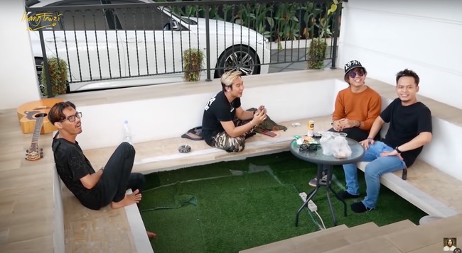 Di depan rumahnya terdapat ruangan terpisah yang dijadikan tempat untuk nongkrong atau bersantai bersama rekan-rekannya. Berkonsep outdoor, ruangan tersebut terlihat cukup nyaman. Foto: YouTube/Ikang Fawzi Official