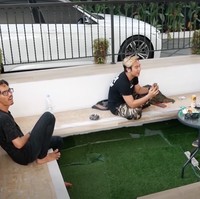 Di depan rumahnya terdapat ruangan terpisah yang dijadikan tempat untuk nongkrong atau bersantai bersama rekan-rekannya. Berkonsep outdoor, ruangan tersebut terlihat cukup nyaman. Foto: YouTube/Ikang Fawzi Official