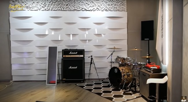 Di sebelah tempat nongkrongnya itu terdapat ruangan indoor yang dijadikan sebagai studio musik. Dilengkapi dengan berbagai alat musik, ruangan tersebut yang akan menjadi ruang kerja Ian sekaligus tempat dirinya dan para anggota Radja untuk berlatih. Foto: YouTube/Ikang Fawzi Official