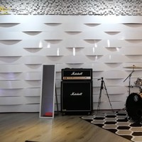 Di sebelah tempat nongkrongnya itu terdapat ruangan indoor yang dijadikan sebagai studio musik. Dilengkapi dengan berbagai alat musik, ruangan tersebut yang akan menjadi ruang kerja Ian sekaligus tempat dirinya dan para anggota Radja untuk berlatih. Foto: YouTube/Ikang Fawzi Official