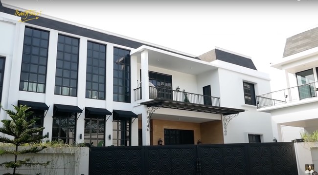 Dari luar, rumah Ian Kasela tampak begitu megah dengan didominasi warna hitam dan putih. Dengan luas tanah 1.300 meter persegi, rumah vokalis grup musik Radja itu bak sebuah istana. Foto: YouTube/Ikang Fawzi Official