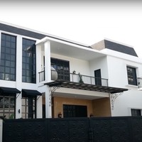 Dari luar, rumah Ian Kasela tampak begitu megah dengan didominasi warna hitam dan putih. Dengan luas tanah 1.300 meter persegi, rumah vokalis grup musik Radja itu bak sebuah istana. Foto: YouTube/Ikang Fawzi Official