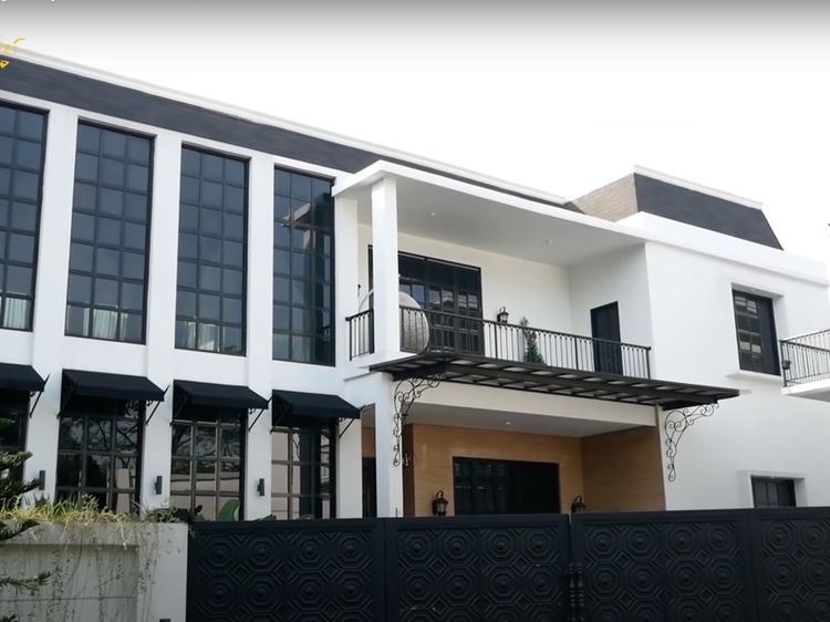 10 Potret Rumah Ian Kasela yang Luas Bak Istana, Ada Studio Musik Pribadi