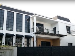 10 Potret Rumah Ian Kasela yang Luas Bak Istana, Ada Studio Musik Pribadi