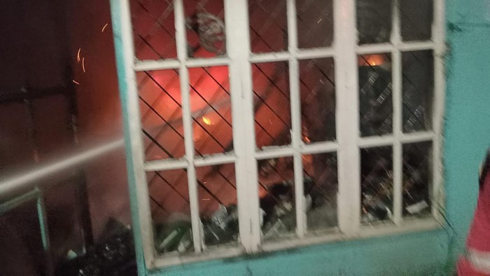 Rumah warga di Jl Abdullah Dg Sirua Makassar, Sulawesi Selatan (Sulsel), terbakar.