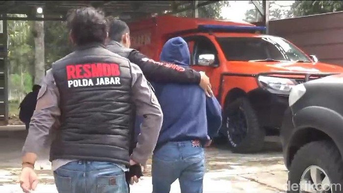 Salah satu tersangka M Ramdanu saat datang ke TKP.