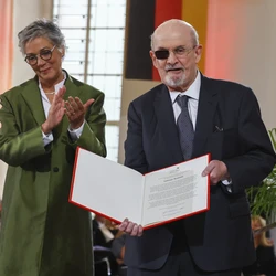 Salman Rushdie Terima Anugerah Lifetime Achievement dari AS