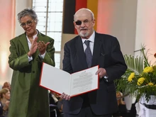 Salman Rushdie Terima Anugerah Lifetime Achievement dari AS