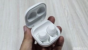 Galaxy Buds FE dapat digunakan hingga 8,5 jam dengan sekali pengisian daya. Dipadukan dengan case pengisian daya, TWS ini dapat dipakai sampa. 30 jam. ;Foto: Adi Fida Rahman/detikINET