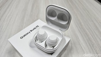 Samsung sudah menjual TWS barunya ini baik online maupun offline. Harga Galaxy Buds FE di Indonesia adalah Rp 1.399.000. Foto: Adi Fida Rahman/detikINET