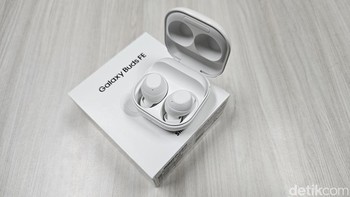 Bersamaan dengan kehadiran Galaxy S23 FE, Samsung turut merilis perangkat true wireless stereo (TWS) baru. Bernama Galaxy Buds FE membawa fitur active noise canceling (ANC) atau peredam bising yang dibanderol dengan harga murah. Foto: Adi Fida Rahman/detikINET