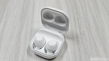Galaxy Buds FE membawa fitur active noise canceling (ANC) atau peredam bising yang dibanderol dengan harga murah. Foto: Adi Fida Rahman/detikINET