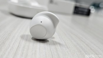 Galaxy Buds FE mampu memisahkan suara pengguna dari suara latar belakang yang bising, alhasil meningkatkan kejelasan saat melakukan panggilan telepon. Makin lengkap terdapat fitur Ambient Sound yang dapat disesuaikan dalam setiap momen berbeda. Foto: Adi Fida Rahman/detikINET