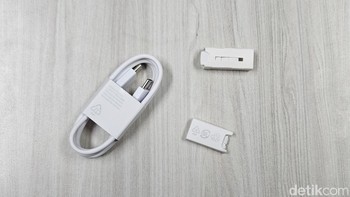 Samsung memberikan kabel charger USB Type C, eartips dan wings. Foto: Adi Fida Rahman/detikINET