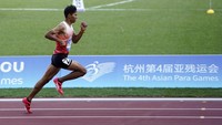 Atlet kelahiran 17 September 1998 itu sukses finis pertama dalam lomba lari final 400 meter putra-T37 Asian Para Games 2023. Antara Foto/NPC Indonesia/Josua Yulianto.  