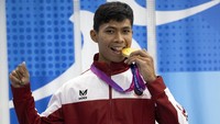 Pelari putra Indonesia Saptoyogo Purnomo berpose dengan medali emas Asian Para Games yang dihelat di Hangzhou, China, Senin (23/10/2023). Antara Foto/NPC Indonesia/Josua Yulianto.  
