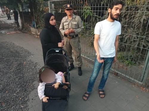 Satpol PP amankan satu keluarga asal Yordania di Jalan Dewi Sri, Badung, Selasa (24/10/2023). (Satpol PP Badung)