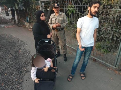 Satpol PP amankan satu keluarga asal Yordania di Jalan Dewi Sri, Badung, Selasa (24/10/2023). (Satpol PP Badung)