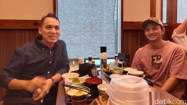 Salah satu program IAMI untuk mengembangkan sumber daya manusia yaitu dengan on join training atau OJT. Jurnalis detikcom bersama IAMI berkesempatan langsung ngobrol dengan Siswanto dan Amri yang tengah mengikuti OJT di Fujisawa Plant, pabrik yang menangani perakitan truk Isuzu jenis light duty, medium duty, hingga heavy duty.