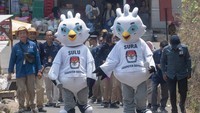 Petugas KPU Kabupaten Boyolali memberikan informasi Pemilu 2024 kepada pedagang hewan kambing saat Sosialisasi Pemilu 2024 di Pasar Cepogo, Boyolali, Jawa Tengah, Selasa (24/10/2023).