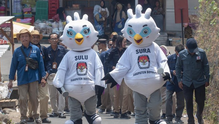 Sosialisasi Pemilu 2024 untuk Warga Boyolali Warga membaca selebaran tentang Pemilu 2024 saat Sosialisasi Pemilu 2024 di Pasar Cepogo, Boyolali, Jawa Tengah, Selasa (24/10/2023). Sosialisasi yang dilakukan oleh KPU Kabupaten Boyolali itu bertujuan untuk mengajak masyarakat menggunakan hak suaranya pada Pemilu 2024 yang akan dilaksanakan 14 Februari 2024. ANTARA FOTO/Aloysius Jarot Nugroho/aww.
