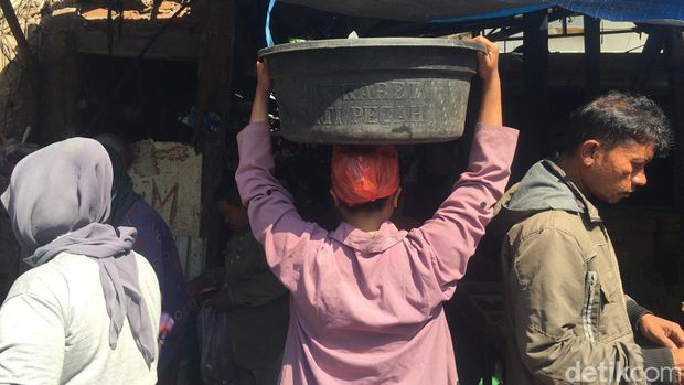 Suasana di Pasar Ikan Pabean Surabaya ketika Lia melakukan peliputan.