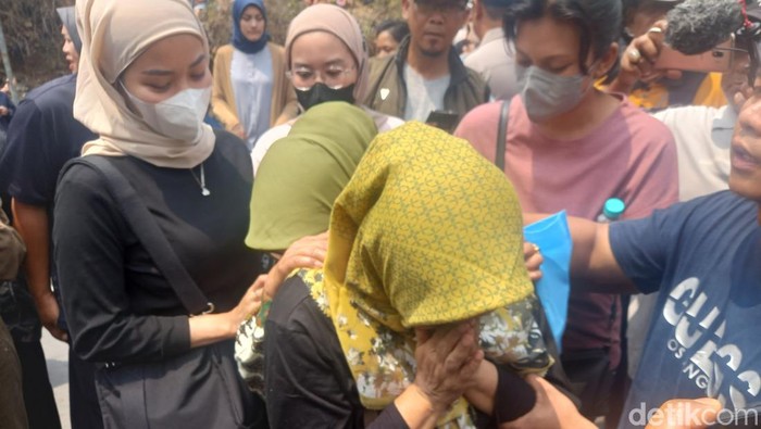 Tangis keluarga Tuti dan Amel saat olah TKP ulang di lokasi pembunuhan, Selasa (24/10/2023).