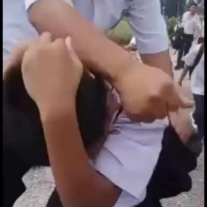 Tangkapan layar siswa SMP Lubuk Basung, Sumbar, menjadi korban bullying. (Foto: screen shot video viral)