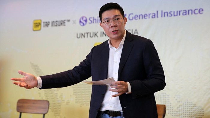 Cleosent Randing Founder & Director Tap Insure, ByoungKwan Kang CEO Shinhan EZ General Insurance dan JinSoo Lee Head of Global Investment Shinhan Financial Group Co, Ltd berbincang usai melakukan perjanjian kerjasama di Jakarta, Selasa (24/10/2023).