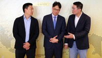 Founder & Director Tap Insure Cleosent Randing, CEO Shinhan EZ General Insurance Byoung Kwan Kang, dan Head of Global Investment Shinhan Financial Group JinSoo Lee berbincang usai melakukan penandatanganan kerjasama di Jakarta, Selasa (24/10/2023).  